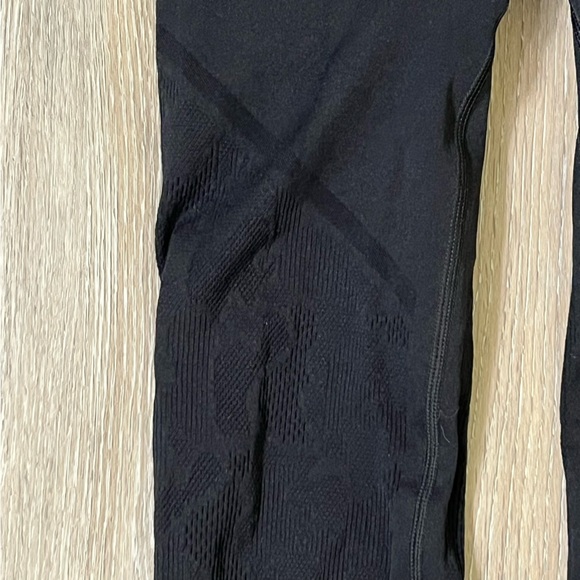 Fabletics black textured patterned knit leggings, size small. - Picture 4 of 8